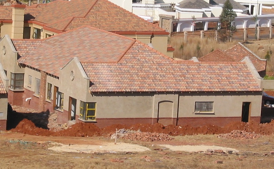 Parepet roof with concrete roof tiles